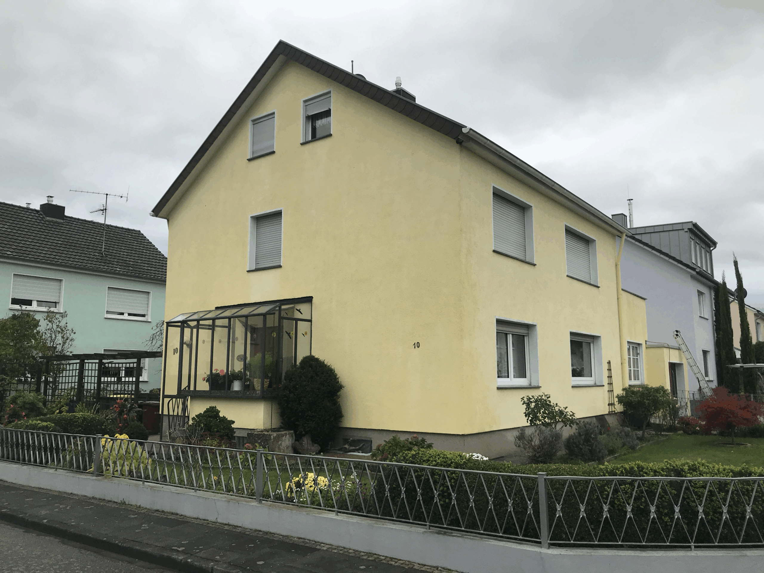 Fassadenreinigung Einfamilienhaus. Ergebnis nach Fassadenreinigung.