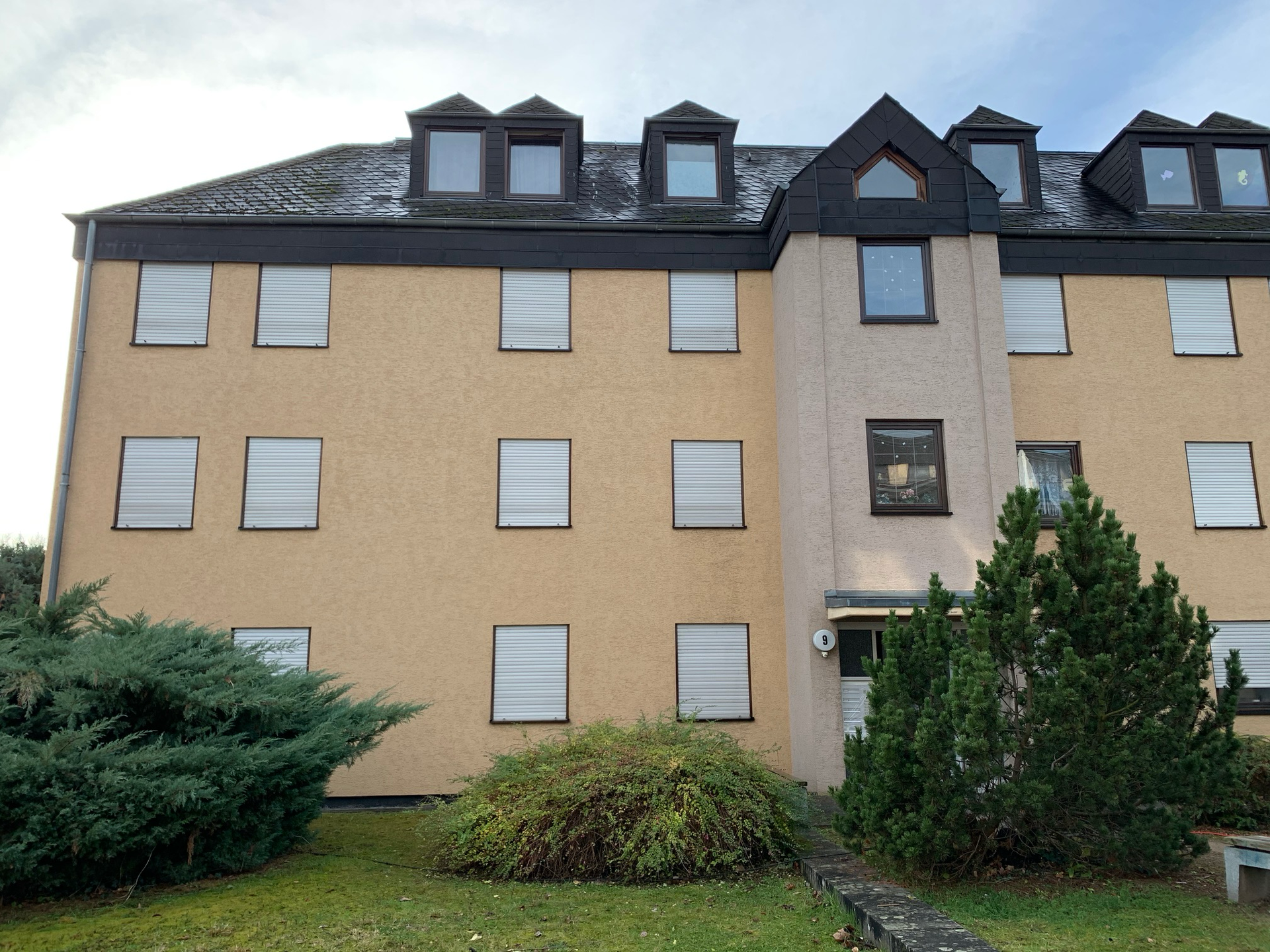 Fassadenreinigung Mehrfamilienhaus Endergebnis. Saubere Fassade. 5 Jahre Garantie.