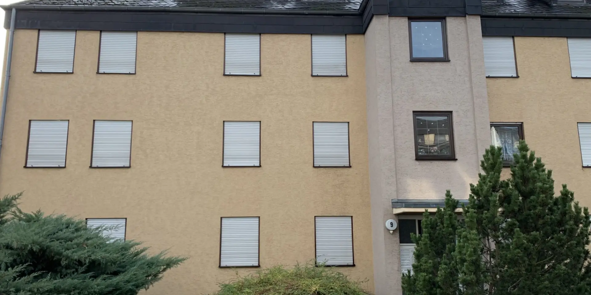 Fassadenreinigung Mehrfamilienhaus nach der Reinigung der Fassade | 80 % sparen im Vergleich zu Neuanstrich | 10 Jahre wie neu gestrichen